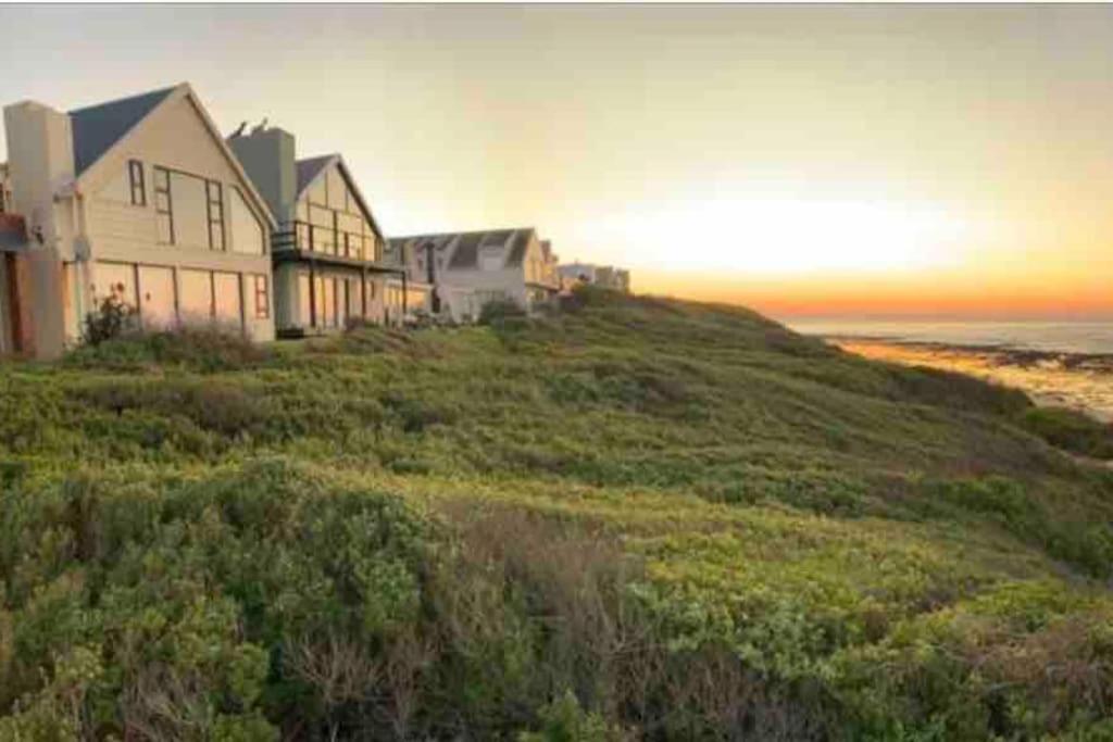 Baby Whale Bliss - Beachfront House Уитсанд Екстериор снимка