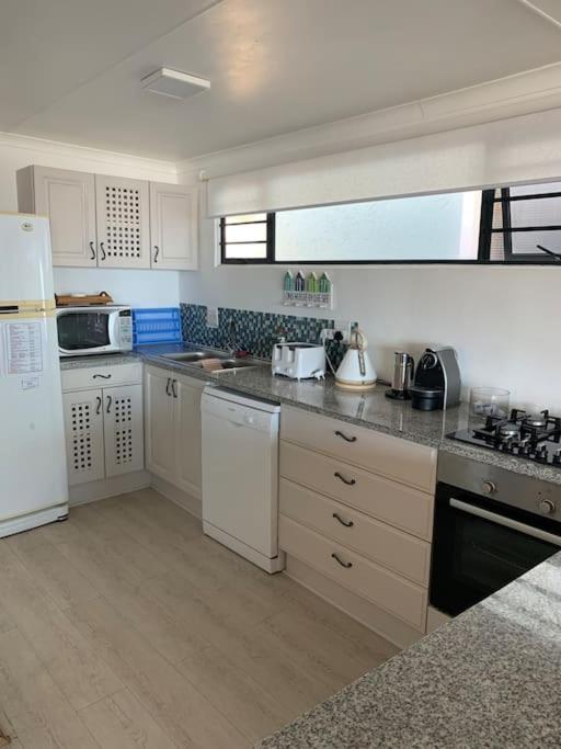 Baby Whale Bliss - Beachfront House Уитсанд Екстериор снимка